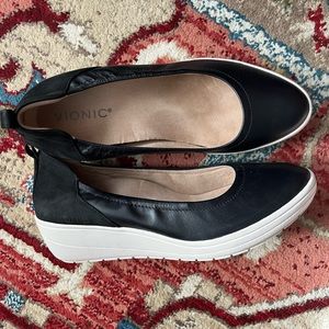 Vionic Jacey 7.5 black wedge pump